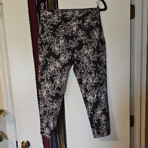 Attyre Monochrome Floral Capris
